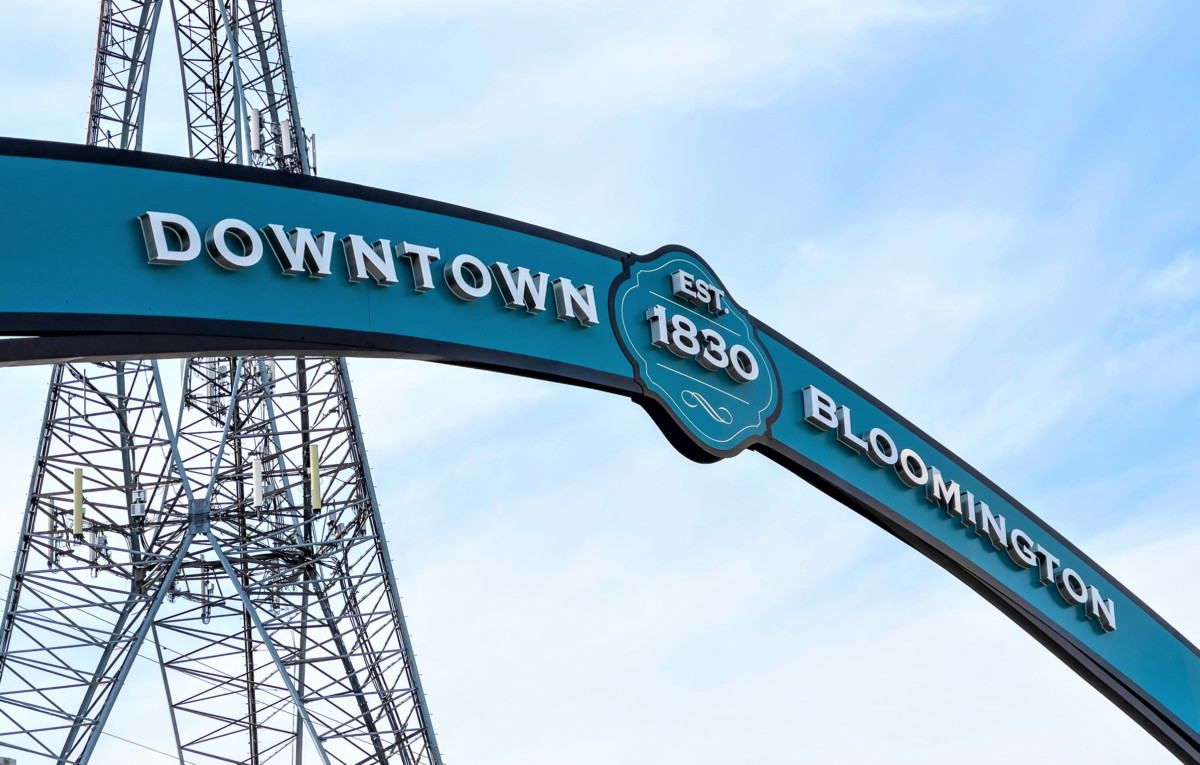 downtown-bloomington-illinois-wayfinding-ace-sign-co